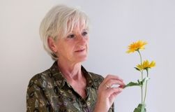 Jeanette Creteer schikt bloemen